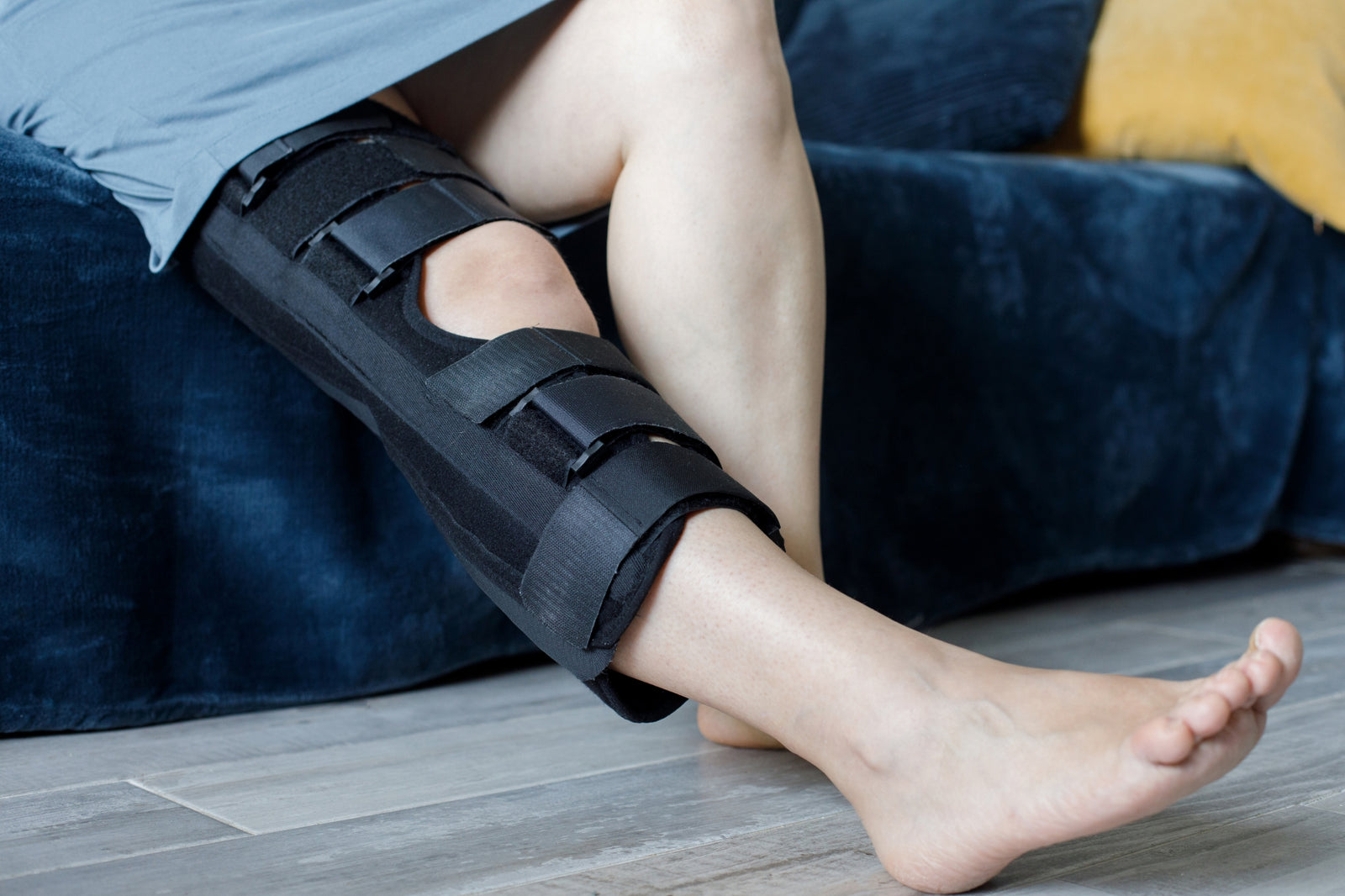 Knee Immobiliser vs ROM Knee Brace: What’s the Difference?